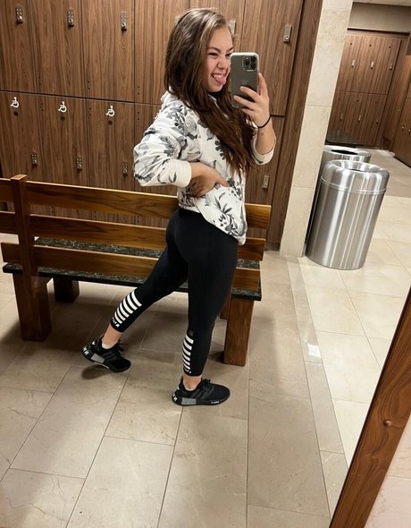 Skye Dolecki exclusive actress images