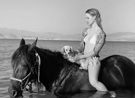 Freya Allan star art pictures