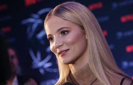 Freya Allan xxx model gallery