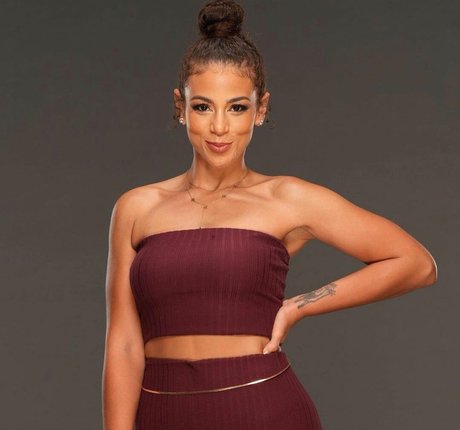 Samantha Irvin pretty actress photo