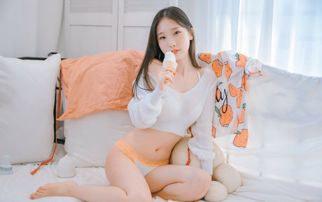 Pureding model nude pic