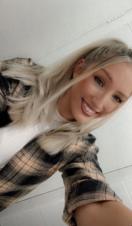 Caitlin Beevers porn model photo