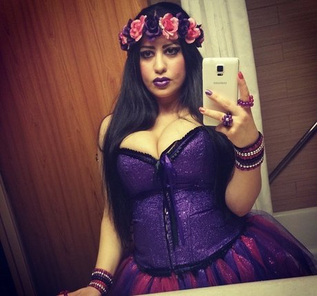 Jennifer Cortez art model pic