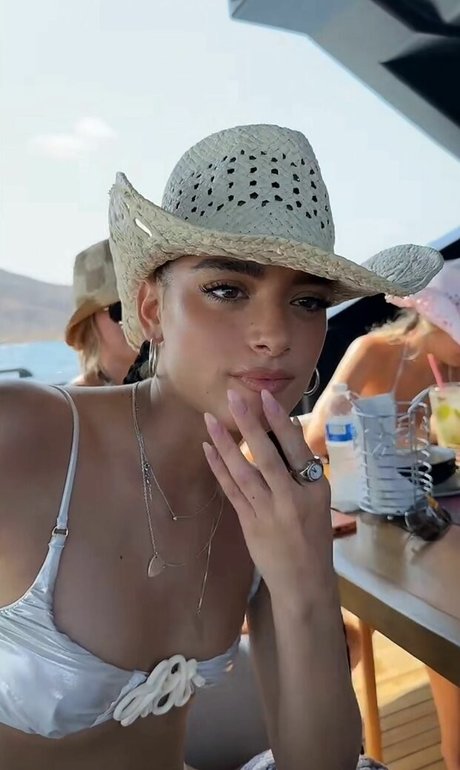 Dixie D Amelio porn actress gallery