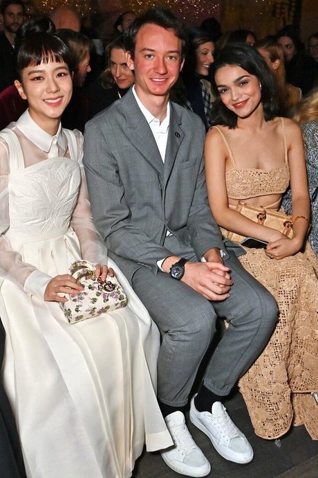 Rachel Zegler model art archive