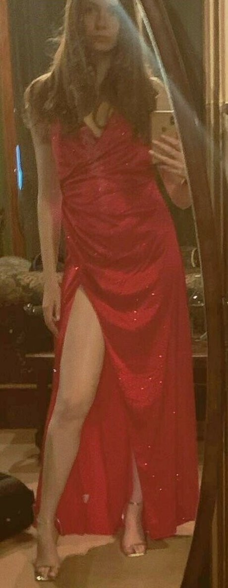 Karen Gillan hot star image