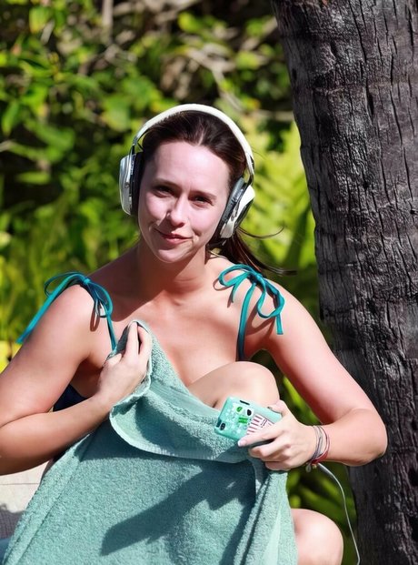 Jennifer Love Hewitt exclusive star galleries