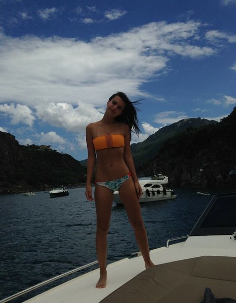 Emily Ratajkowski model perfect pictures