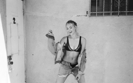 Wallis Day sex model image