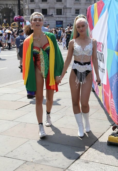 Wallis Day erotic model image