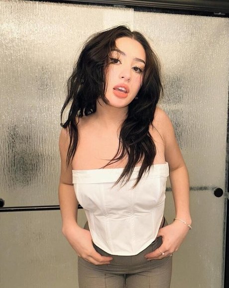 Skyelaynee model xxx pic