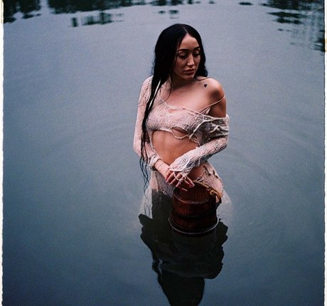 Noah Cyrus star sexy image