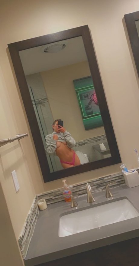 Noah Cyrus star high quality photo