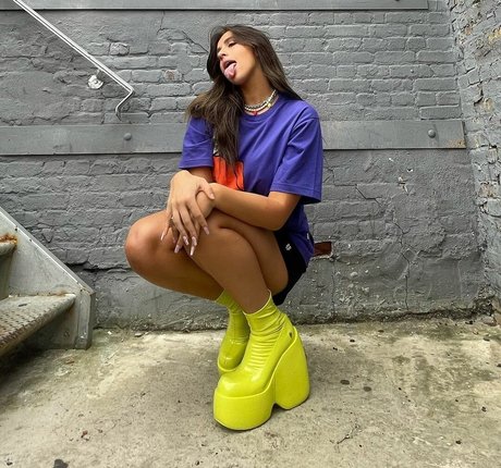 Tate McRae art pornstar img