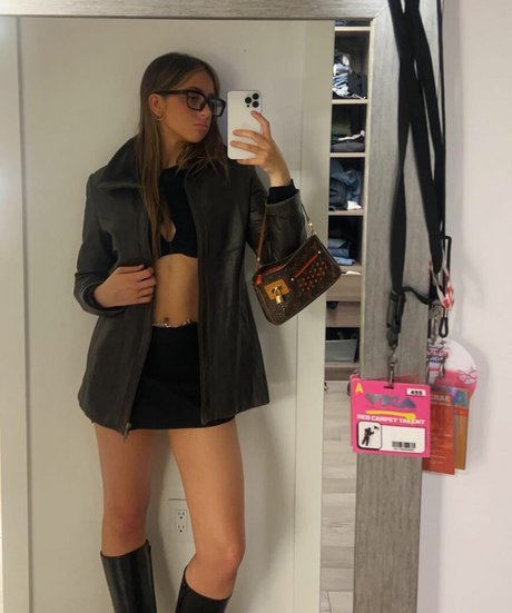 Tate McRae star erotic photo