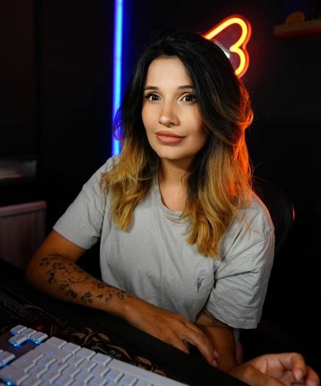 Cadaea top model images