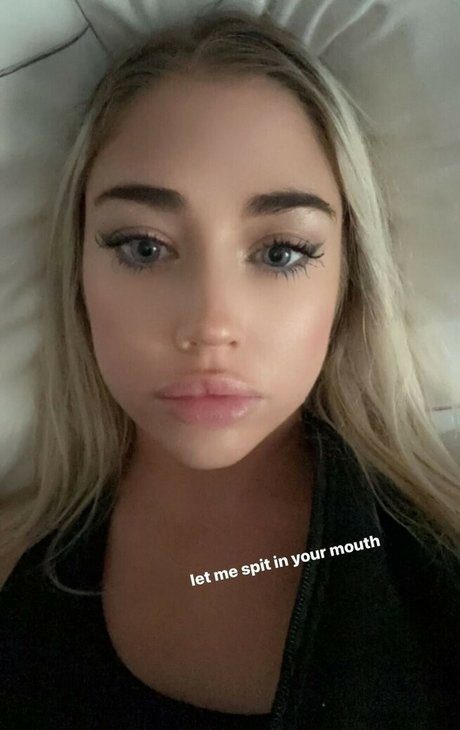 Hailsbee model pornographic photo