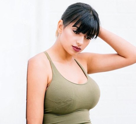 Mays Benatti pornstar pretty img