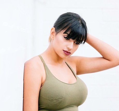 Mays Benatti porn model gallery