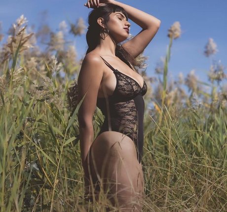 Mays Benatti model pics