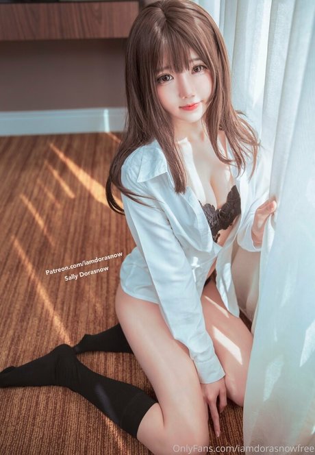 iamdorasnowfree hot model image