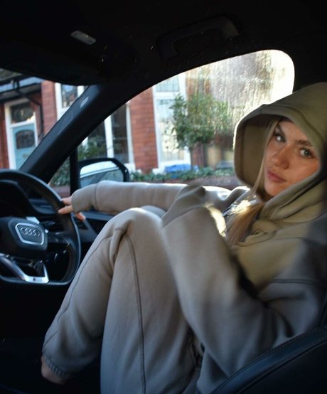 Gabriella Davies adult model image