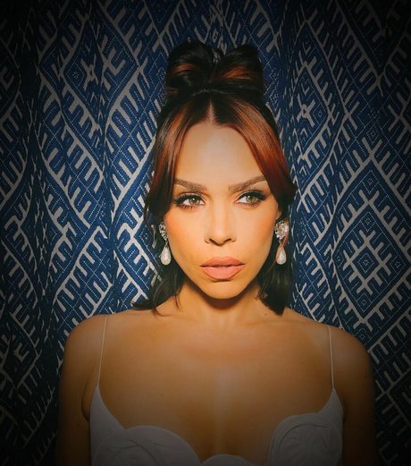 Billie Piper star nude pictures