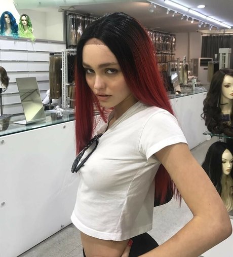 Lily Rose Depp pretty star picture