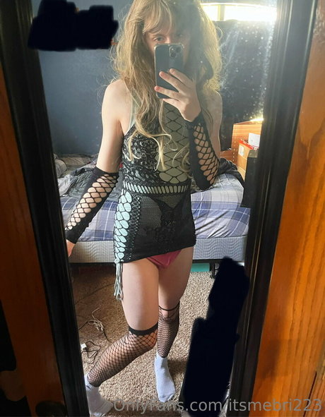 itsmebri223 pornstar sexy image