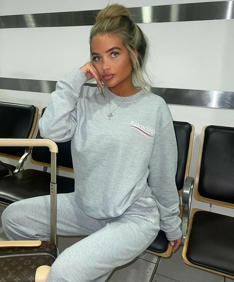 Mia Woodhall exclusive star archive