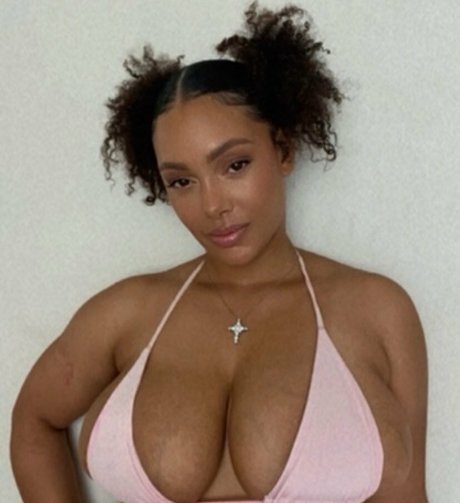 famousaria pornstar pretty photos