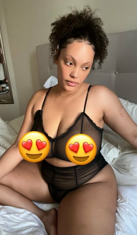 famousaria nice actress photo