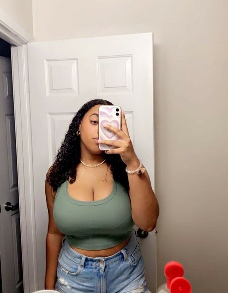 tesssabearrr model hot picture