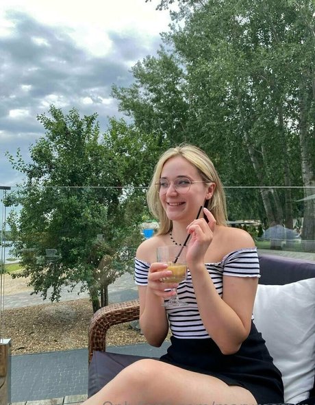 maryrosevip naked model photo