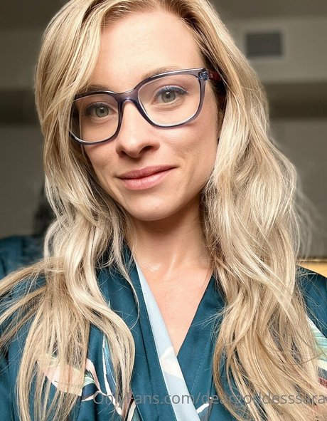 deargoddesssara actress picture