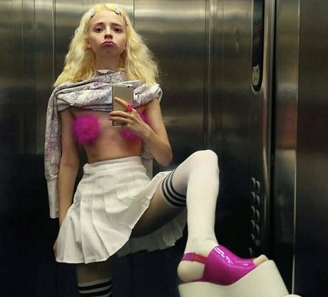 barbie free naked actress picture