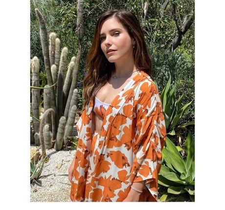 Sophia Bush top star pics