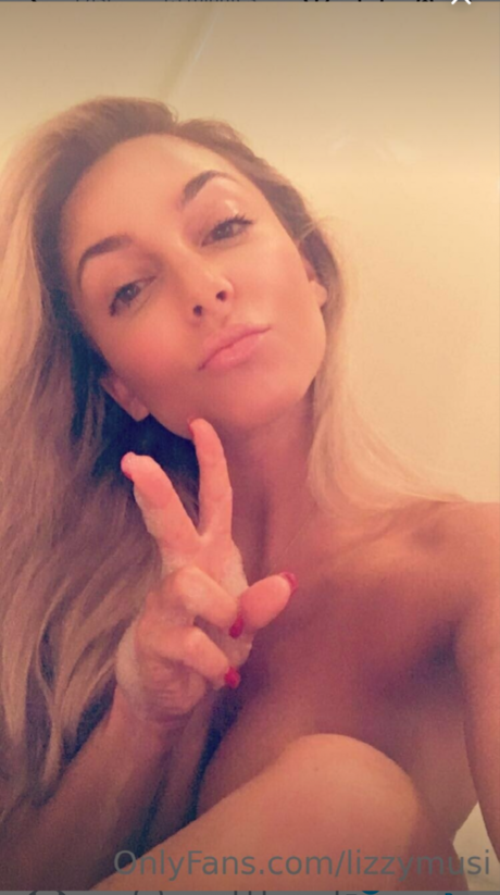 Lizzy musi model top image