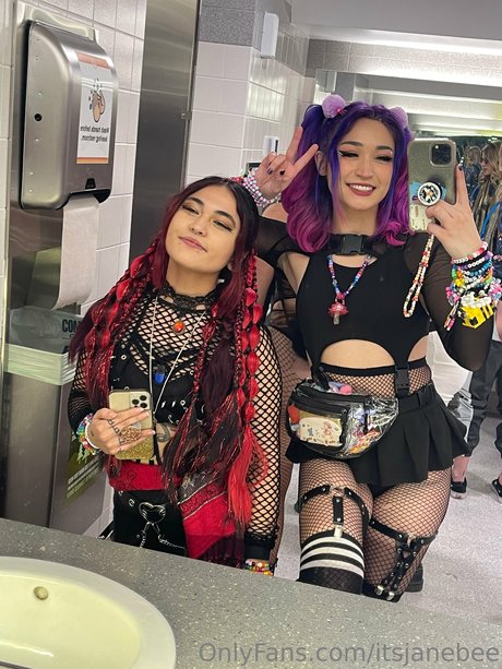 Jane Bee best star pic