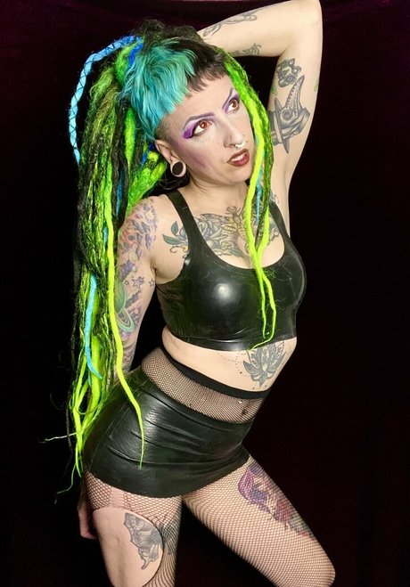 elfspitfree model porn pic