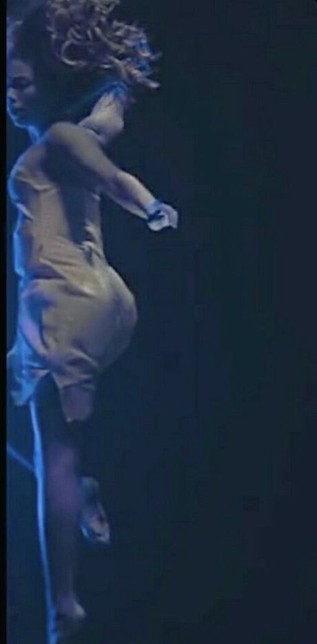 Emily Rudd star nude pic