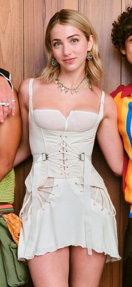 Emily Rudd pornographic actress pictures