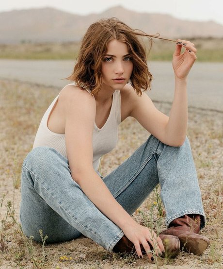 Emily Rudd star naked photos