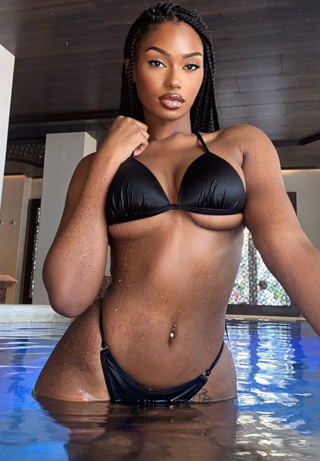 Elinda San naked model gallery