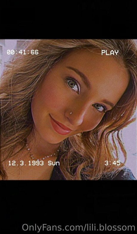 lili blossom naked model picture