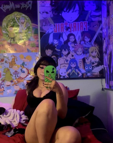 Dxddyluviz naked model image