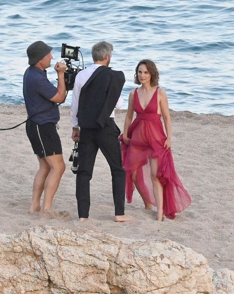 Natalie Portman model nude img