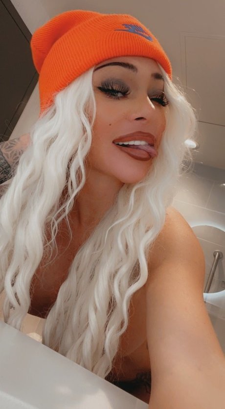 Cassie Mason naked model pic