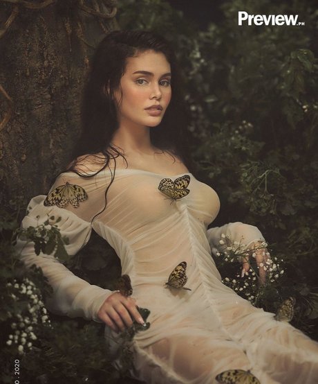 Ivana Alawi art model gallery