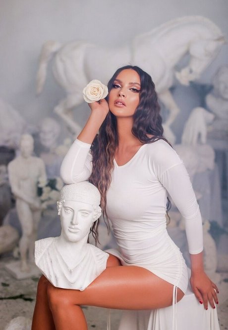 Oriola Marashi high quality model gallery